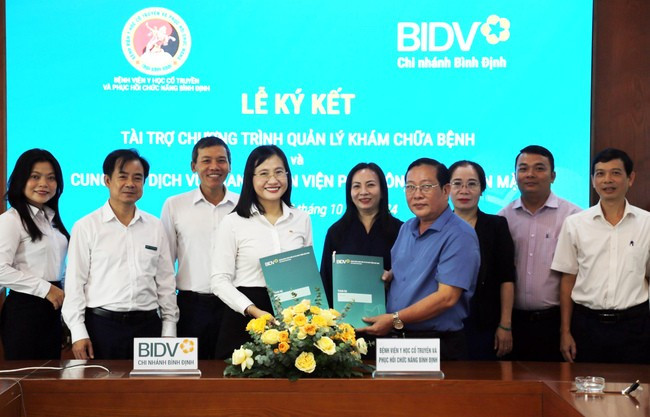 Đại diện BIDV Bình Định và Bệnh viện Y học cổ truyền và Phục hồi chức năng Bình Định ký kết chương trình quản lý khám chữa bệnh và triển khai dịch vụ thanh toán viện phí không dùng tiền mặt. Ảnh: T.SỸ Đại diện BIDV Bình Định và Bệnh viện Y học cổ truyền và Phục hồi chức năng Bình Định ký kết chương trình quản lý khám chữa bệnh và triển khai dịch vụ thanh toán viện phí không dùng tiền mặt. Ảnh: T.SỸ