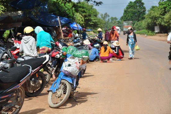 Cảnh lấn đường buôn bán xảy ra hàng ngày tại chợ tự phát thuộc thôn Thủ Thiện Hạ, xã Bình Nghi, huyện Tây Sơn.