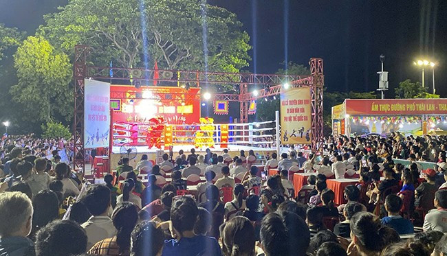 Đông đảo khán giả đến xem chương trình Đêm võ đài Bình Định. Ảnh: H.V Đông đảo khán giả đến xem chương trình Đêm võ đài Bình Định. Ảnh: H.V