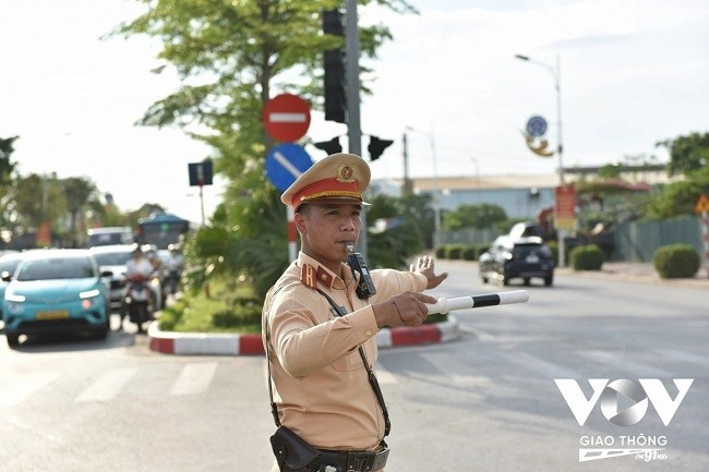 Trên các tuyến giao thông trọng điểm của Đội CSGT đường bộ số 5 (Phòng CSGT, Công an TP Hà Nội) quản lý từ 15 giờ chiều 4.5 lưu lượng phương tiện tăng cao. Trên các tuyến giao thông trọng điểm của Đội CSGT đường bộ số 5 (Phòng CSGT, Công an TP Hà Nội) quản lý từ 15 giờ chiều 4.5 lưu lượng phương tiện tăng cao.