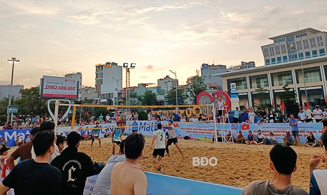 Các trận đấu tại Giải bóng chuyền bãi biển nam, nữ tỉnh Bình Định mở rộng năm 2025 tạo ấn tượng về chuyên môn, thu hút đông đảo người dân và du khách đến xem. Ảnh: H.V Các trận đấu tại Giải bóng chuyền bãi biển nam, nữ tỉnh Bình Định mở rộng năm 2025 tạo ấn tượng về chuyên môn, thu hút đông đảo người dân và du khách đến xem. Ảnh: H.V