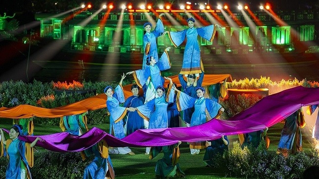 Chương trình tập trung giới thiệu các sản phẩm đặc trưng của du lịch Huế. Chương trình tập trung giới thiệu các sản phẩm đặc trưng của du lịch Huế.