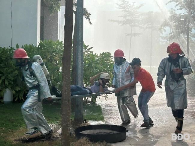 Lực lượng cứu hộ cứu nạn nhân bị mắc kẹt. Ảnh: K.A