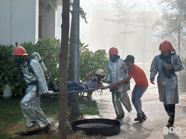 Lực lượng cứu hộ cứu nạn nhân bị mắc kẹt. Ảnh: K.A