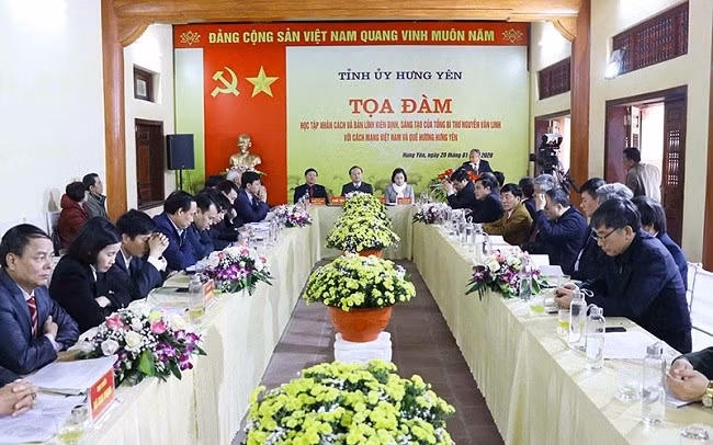 Tọa đàm “Học tập nhân cách và bản lĩnh kiên định, sáng tạo của Tổng Bí thư Nguyễn Văn Linh với cách mạng Việt Nam và quê hương Hưng Yên” được tổ chức năm 2020 tại Hưng Yên. (Ảnh TTXVN)