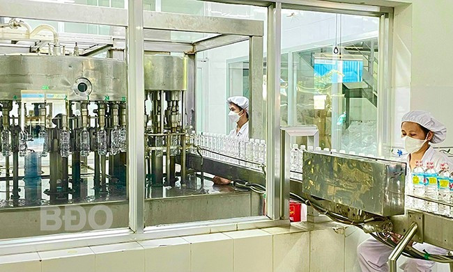 Công ty CP nước khoáng Quy Nhơn thực hiện chiến lược khuyến mãi các sản phẩm để tăng số lượng, tạo việc làm cho công nhân. Ảnh: HẢI YẾN Công ty CP nước khoáng Quy Nhơn thực hiện chiến lược khuyến mãi các sản phẩm để tăng số lượng, tạo việc làm cho công nhân. Ảnh: HẢI YẾN