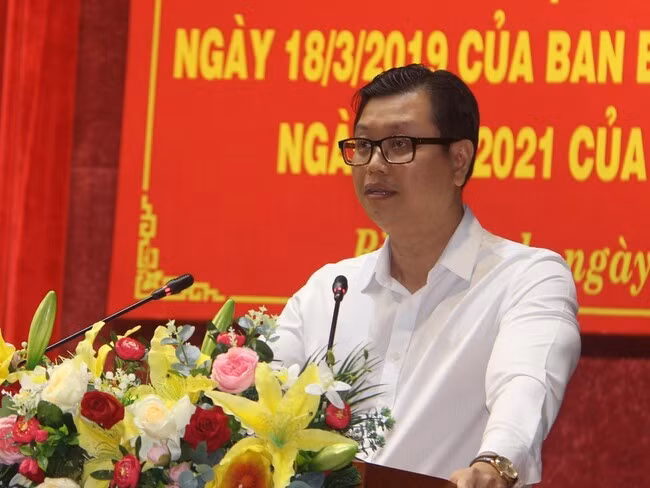 Phó Bí thư Thường trực Thành ủy Quy Nhơn Đặng Mạnh Cường nêu những khó khăn trong quá trình kết nạp đảng cho lực lượng lao động ở các DN ngoài Nhà nước. Ảnh: M.LÂM