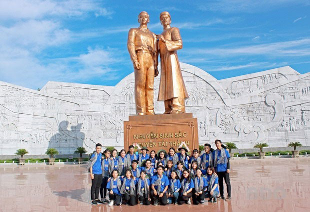 Tượng đài Nguyễn Sinh Sắc - Nguyễn Tất Thành tại TP Quy Nhơn.