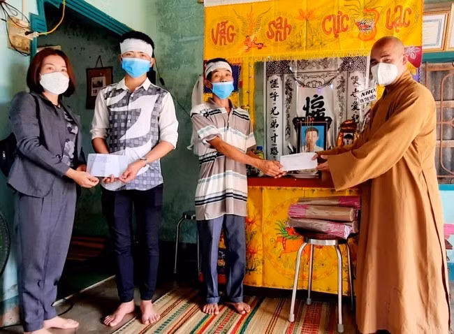 Chị Hương (bìa trái) và nhà hảo tâm trao tiền hỗ trợ gia đình sinh viên L.V.N. Ảnh: CLB Máu sống Hoài Nhơn