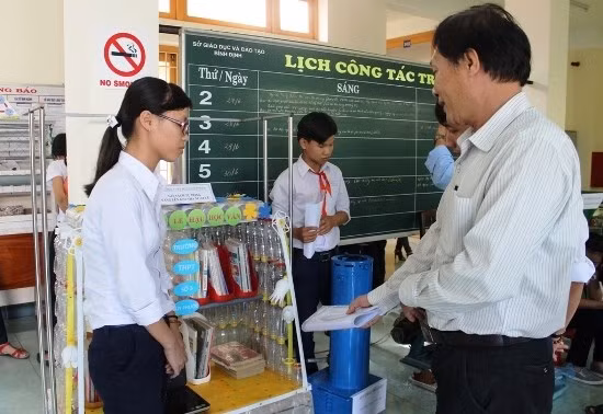 Mô hình giải pháp “Giá sách tự động nâng lên khi nhà ngập lũ” của Lê Công Hoan - Lê Thị Bích Quyên (Trường THPT số 3 Tuy Phước) đoạt giải nhất của cuộc thi.