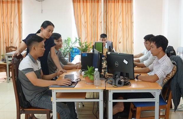 Đội ngũ nhân viên làm khoa học của Viện Nghiên cứu ứng dụng KH&CN (Trường ĐH Quy Nhơn).