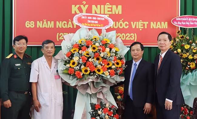 Phó Chủ tịch Thường trực UBND tỉnh Nguyễn Tuấn Thanh thăm, chúc mừng tại Bệnh viện Quân Y 13.