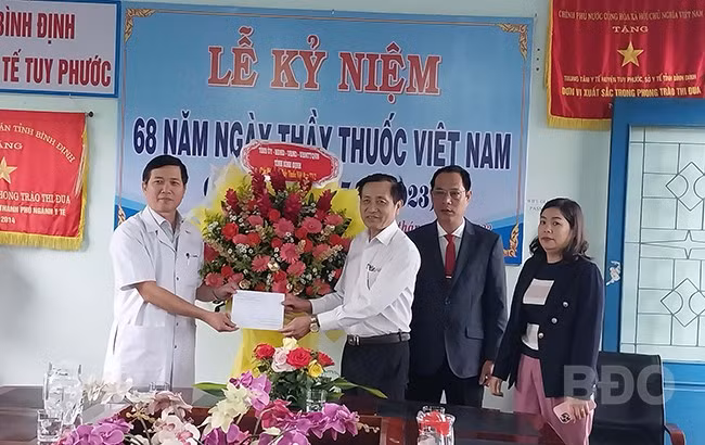 Phó Chủ tịch Thường trực HĐND tỉnh Đoàn Văn Phi thăm, chúc mừng Trung tâm Y tế huyện Tuy Phước. Ảnh: VĂN LƯU
