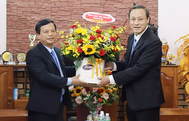 Phó Chủ tịch Thường trực UBND tỉnh Nguyễn Tuấn Thanh tặng hoa chúc mừng Thầy thuốc Nhân dân Hoàng Văn Khả.