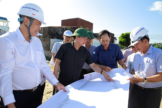 Bí thư Tỉnh ủy Hồ Quốc Dũng (thứ hai, từ trái qua) kiểm tra các dự án giao thông trọng điểm của tỉnh. Ảnh: HỒNG PHÚC
