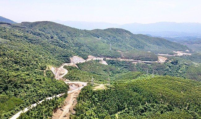 Đèo An Khê quanh co hiểm trở, không còn là lực cản lớn với tỉnh Gia Lai khi có tuyến cao tốc Quy Nhơn - Pleiku. Ảnh: MINH NGUYỄN Đèo An Khê quanh co hiểm trở, không còn là lực cản lớn với tỉnh Gia Lai khi có tuyến cao tốc Quy Nhơn - Pleiku. Ảnh: MINH NGUYỄN