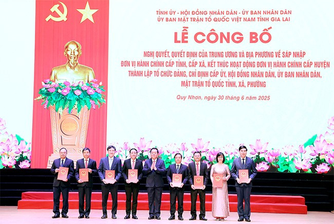 Đồng chí Nguyễn Trọng Nghĩa - Ủy viên Bộ Chính trị, Bí thư Trung ương Đảng, Trưởng Ban Tuyên giáo và Dân vận Trung ương, trao Quyết định của Thủ tướng Chính phủ về chỉ định Chủ tịch, Phó Chủ tịch UBND tỉnh.