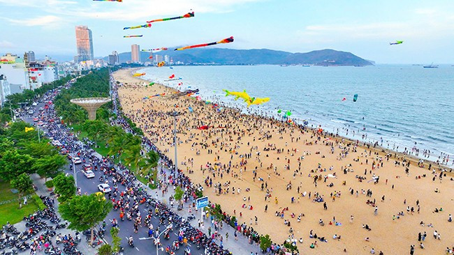 Phát triển du lịch thực sự trở thành ngành kinh tế mũi nhọn là 1 trong 5 trụ cột phát triển của tỉnh Gia Lai. - Trong ảnh: Khách du lịch đến Quy Nhơn trong dịp nghỉ lễ 30.4 và 1.5. Ảnh: N.DŨNG