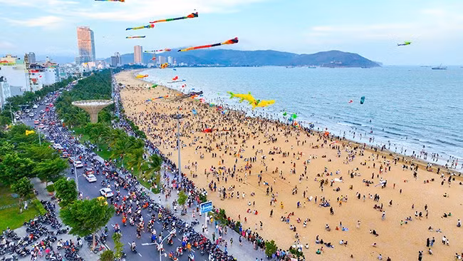 Phát triển du lịch thực sự trở thành ngành kinh tế mũi nhọn là 1 trong 5 trụ cột phát triển của tỉnh Gia Lai. - Trong ảnh: Khách du lịch đến Quy Nhơn trong dịp nghỉ lễ 30.4 và 1.5. Ảnh: N.DŨNG