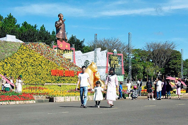 Quảng trường Đại đoàn kết ở phường Pleiku là biểu tượng của tinh thần đoàn kết dân tộc. Ảnh: ĐỨC THỤY