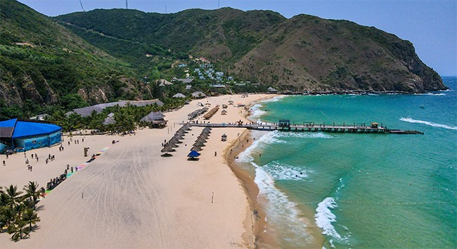 Bãi biển Kỳ Co được mệnh danh là “Maldives của Việt Nam” với làn nước trong vắt và những bãi cát trắng mịn. Ảnh: ĐOAN NGỌC