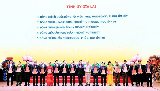 Đồng chí Nguyễn Trọng Nghĩa - Ủy viên Bộ Chính trị, Bí thư Trung ương Đảng, Trưởng Ban Tuyên giáo và Dân vận Trung ương, trao Quyết định của Bộ Chính trị về việc thành lập Đảng bộ tỉnh; Quyết định của Bộ Chính trị về việc chỉ định Ban Chấp hành, Ban Thường vụ, Bí thư, Phó Bí thư Tỉnh ủy Gia Lai nhiệm kỳ 2020 - 2025.