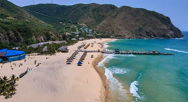 Bãi biển Kỳ Co được mệnh danh là “Maldives của Việt Nam” với làn nước trong vắt và những bãi cát trắng mịn. Ảnh: ĐOAN NGỌC