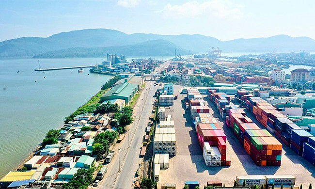Cao tốc Quy Nhơn - Pleiku hình thành sẽ thu hút các hãng tàu mở tuyến dịch vụ trực tiếp tại cảng biển Quy Nhơn để tiếp nhận hàng hóa xuất nhập khẩu. Ảnh: MINH NGUYỄN Cao tốc Quy Nhơn - Pleiku hình thành sẽ thu hút các hãng tàu mở tuyến dịch vụ trực tiếp tại cảng biển Quy Nhơn để tiếp nhận hàng hóa xuất nhập khẩu. Ảnh: MINH NGUYỄN