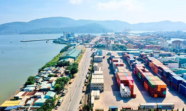 Cao tốc Quy Nhơn - Pleiku hình thành sẽ thu hút các hãng tàu mở tuyến dịch vụ trực tiếp tại cảng biển Quy Nhơn để tiếp nhận hàng hóa xuất nhập khẩu. Ảnh: MINH NGUYỄN Cao tốc Quy Nhơn - Pleiku hình thành sẽ thu hút các hãng tàu mở tuyến dịch vụ trực tiếp tại cảng biển Quy Nhơn để tiếp nhận hàng hóa xuất nhập khẩu. Ảnh: MINH NGUYỄN