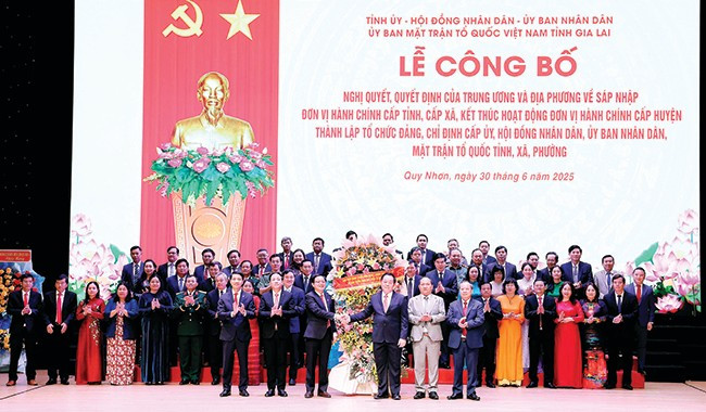 Đồng chí Nguyễn Trọng Nghĩa - Ủy viên Bộ Chính trị, Bí thư Trung ương Đảng, Trưởng Ban Tuyên giáo và Dân vận Trung ương tặng hoa chúc mừng Ban Chấp hành Đảng bộ tỉnh Gia Lai (mới) nhiệm kỳ 2020 - 2025.