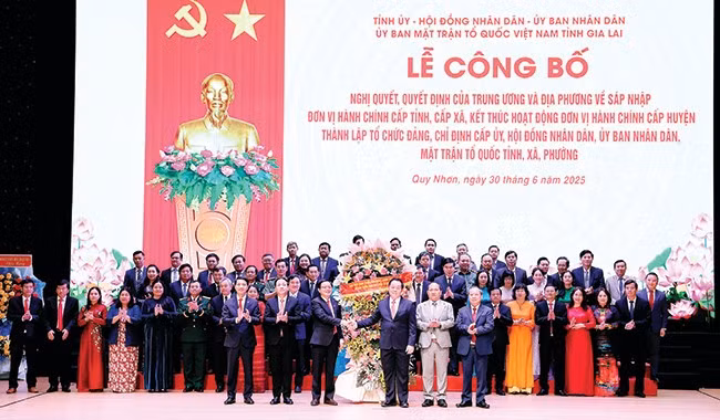 Đồng chí Nguyễn Trọng Nghĩa - Ủy viên Bộ Chính trị, Bí thư Trung ương Đảng, Trưởng Ban Tuyên giáo và Dân vận Trung ương tặng hoa chúc mừng Ban Chấp hành Đảng bộ tỉnh Gia Lai (mới) nhiệm kỳ 2020 - 2025.