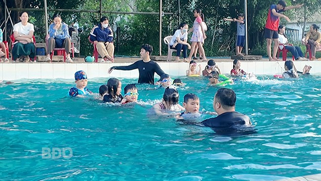 Hướng dẫn học sinh tập bơi. Ảnh: H.H Hướng dẫn học sinh tập bơi. Ảnh: H.H