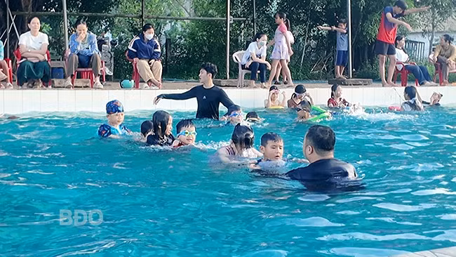 Hướng dẫn học sinh tập bơi. Ảnh: H.H