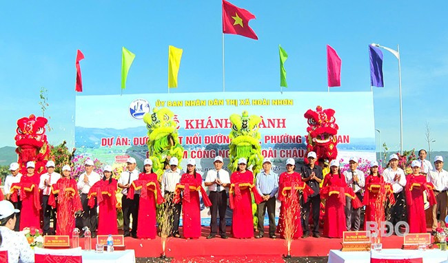 Lãnh đạo TX Hoài Nhơn cắt băng khánh thành dự án Đường kết nối đường 26.3, phường Tam Quan đến Cụm công nghiệp Hoài Châu.