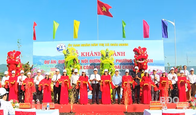 Lãnh đạo TX Hoài Nhơn cắt băng khánh thành dự án Đường kết nối đường 26.3, phường Tam Quan đến Cụm công nghiệp Hoài Châu.