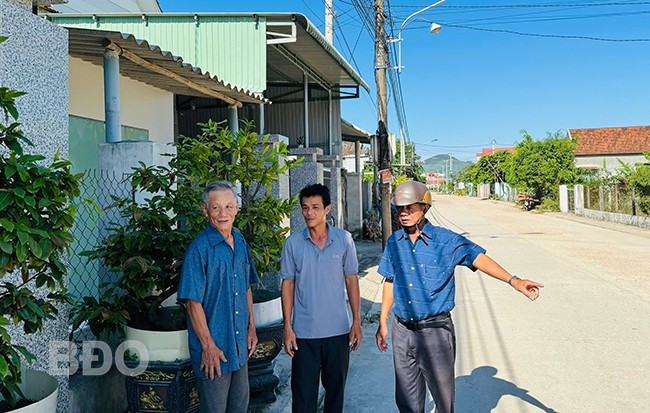 CCB Phạm Văn Tài (bìa trái) tham gia vận động nhân dân cùng chung tay bảo vệ môi trường xanh, sạch, đẹp. Ảnh: N.H