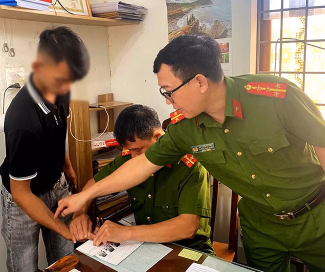 CA xã Cát Thành lập hồ sơ đưa 1 thiếu niên hư hỏng vào trường giáo dưỡng. Ảnh: M.N