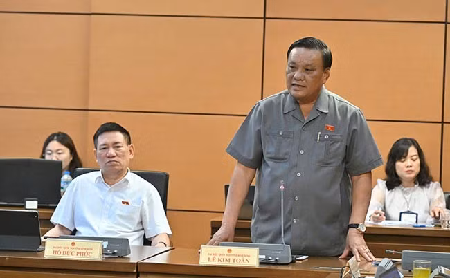 ĐB Lê Kim Toàn kiến nghị cần ưu tiên phát triển hạ tầng công nghệ thông tin, đặc biệt là hạ tầng đường truyền wifi tại các địa phương sau sáp nhập. Ảnh: Đoàn ĐBQH tỉnh