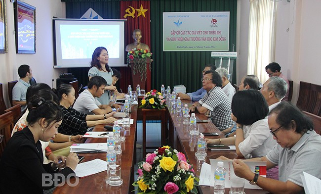 Đoàn công tác Nhà xuất bản Kim Đồng gặp gỡ các tác giả viết cho thiếu nhi tại Bình Định, chia sẻ thông tin về Giải thưởng Văn học Kim Đồng lần thứ nhất. Ảnh: NGÔ PHONG Đoàn công tác Nhà xuất bản Kim Đồng gặp gỡ các tác giả viết cho thiếu nhi tại Bình Định, chia sẻ thông tin về Giải thưởng Văn học Kim Đồng lần thứ nhất. Ảnh: NGÔ PHONG