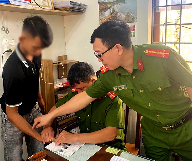 CA xã Cát Thành lập hồ sơ đưa 1 thiếu niên hư hỏng vào trường giáo dưỡng. Ảnh: M.N CA xã Cát Thành lập hồ sơ đưa 1 thiếu niên hư hỏng vào trường giáo dưỡng. Ảnh: M.N