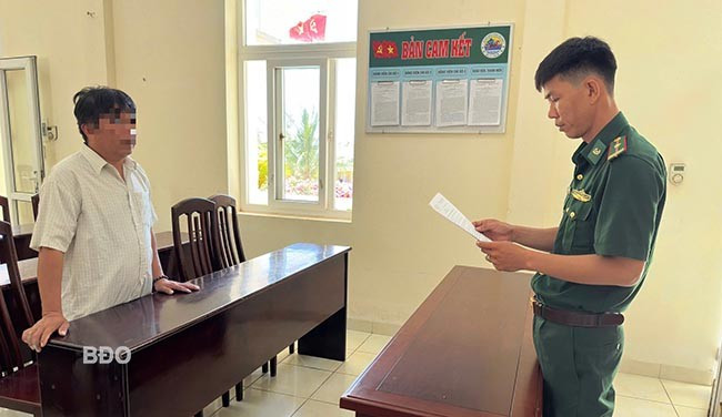 Cán bộ Đồn Biên phòng Mỹ An đọc quyết định xử phạt vi phạm hành chính. Ảnh: C.C Cán bộ Đồn Biên phòng Mỹ An đọc quyết định xử phạt vi phạm hành chính. Ảnh: C.C