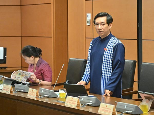 ĐB Nguyễn Văn Cảnh đề xuất phát triển các bãi đậu xe thông minh nhằm giải quyết nhu cầu bức thiết về chỗ đậu xe. Ảnh: Đoàn ĐBQH tỉnh ĐB Nguyễn Văn Cảnh đề xuất phát triển các bãi đậu xe thông minh nhằm giải quyết nhu cầu bức thiết về chỗ đậu xe. Ảnh: Đoàn ĐBQH tỉnh