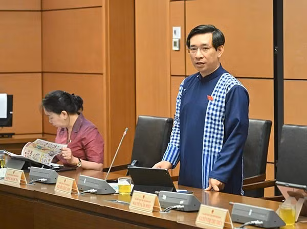 ĐB Nguyễn Văn Cảnh đề xuất phát triển các bãi đậu xe thông minh nhằm giải quyết nhu cầu bức thiết về chỗ đậu xe. Ảnh: Đoàn ĐBQH tỉnh