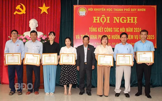 Hội Khuyến học tỉnh khen thưởng các cá nhân có thành tích trong công tác khuyến học, khuyến tài. Ảnh: HỒ ĐIỂM Hội Khuyến học tỉnh khen thưởng các cá nhân có thành tích trong công tác khuyến học, khuyến tài. Ảnh: HỒ ĐIỂM