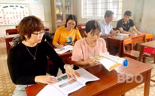 Trường tiểu học tại huyện Phù Cát tích cực chọn SGK cho năm học mới. Ảnh: H.T.ĐIỂM
