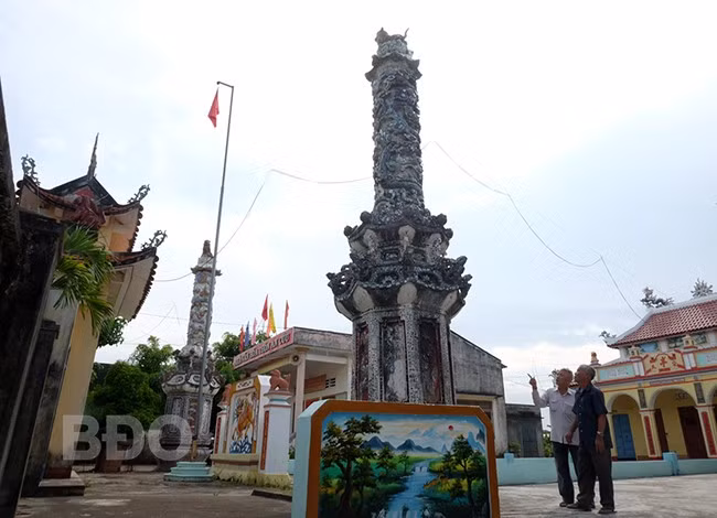 Đình làng An Cửu (xã Phước Hưng, huyện Tuy Phước) còn lưu giữ kiến trúc xưa của 2 trụ nghi môn và 5 sắc phong thần của các vua triều Nguyễn. Ảnh: NGỌC NHUẬN