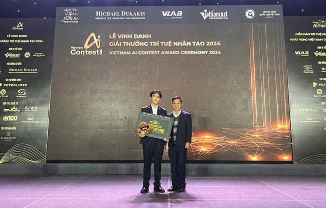 Thầy Huỳnh Lê Minh, Hiệu trưởng trường THPT chuyên Lê Quý Đôn (bên phải) chụp ảnh lưu niệm cùng học sinh Phạm Hữu Lộc sau khi đoạt giải thưởng tài năng trẻ Cuộc thi. Ảnh: NVCC