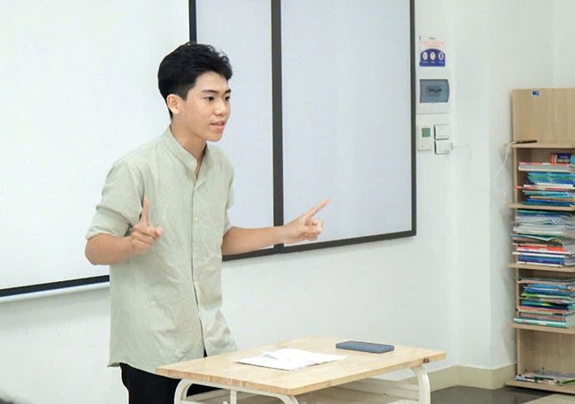 Phạm Hữu Lộc trong 1 tiết học trên lớp. Ảnh: NVCC