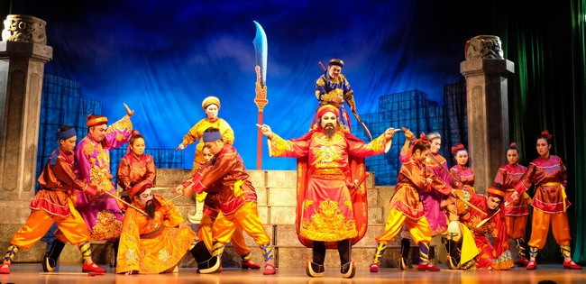 Một cảnh trong vở tuồng Nhìn lại một vương triều. Ảnh: NGỌC NHUẬN Một cảnh trong vở tuồng Nhìn lại một vương triều. Ảnh: NGỌC NHUẬN