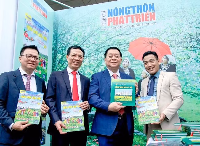 Nhà báo Vương Xuân Nguyên lưu niệm với lãnh đạo Ban Tuyên giáo TW, Bộ TTTT và Hội Nhà báo Việt Nam tại Hội báo toàn Quốc 2023